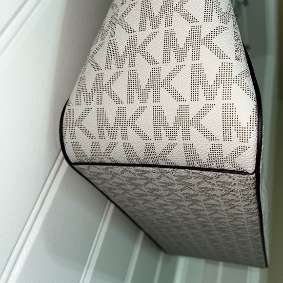 NWOT MK Jet Set Travel Large Chain Shoulder Tote Vanilla MK Signature Logo - Picture 6 of 16